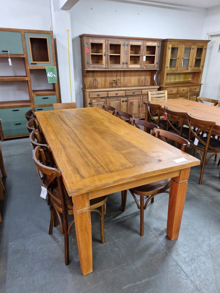 Mesa de jantar em madeira maciça , cozinha area gourmet