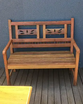 BANCO NAMORADEIRA EM MADEIRA COM 2 LUGARES